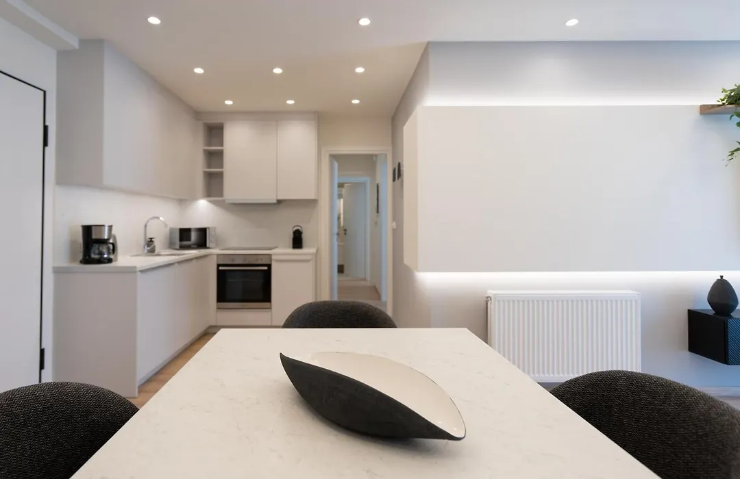 Newly Renovated 2 Bedroom Apartment, 5Min To Metro-1