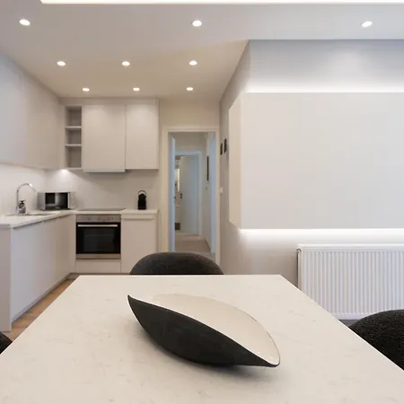 Newly Renovated 2 Bedroom Apartment, 5Min To Metro-2