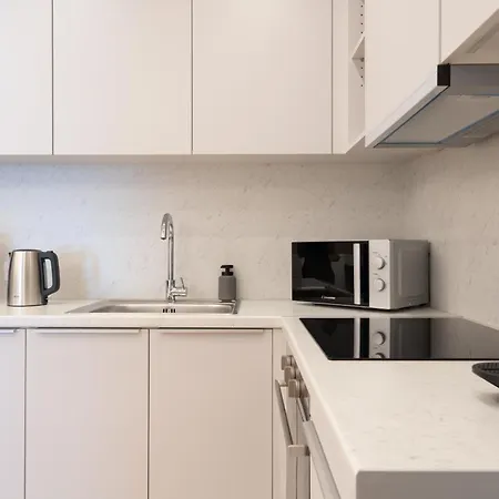 Newly Renovated 2 Bedroom Apartment, 5Min To Metro-3